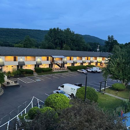בראטלבורו The Black Mountain Inn מראה חיצוני תמונה