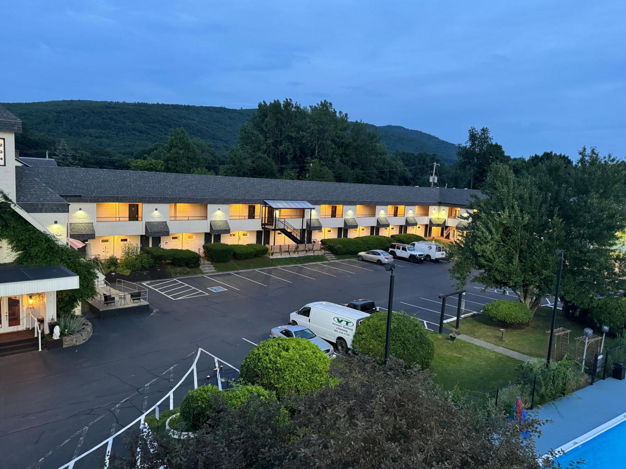 בראטלבורו The Black Mountain Inn מראה חיצוני תמונה